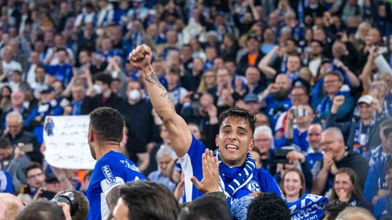 Schalkes Rodrigo Zalazar jubelt mit Fans über den Aufstieg.