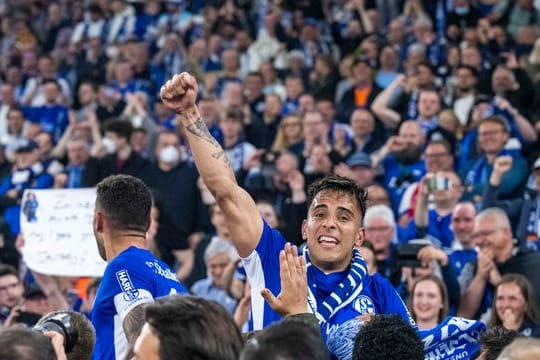 Schalkes Rodrigo Zalazar jubelt mit Fans über den Aufstieg.