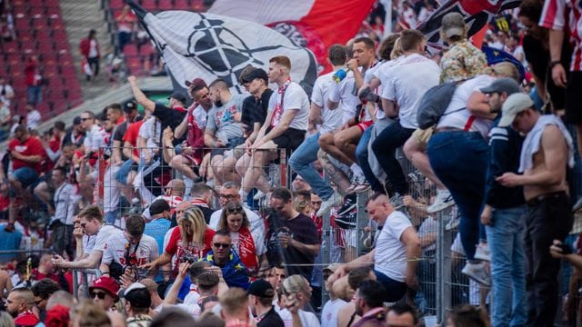 Kölner Fans stürmen vor Freude den Platz.