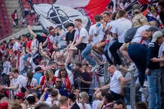 Kölner Fans stürmen vor Freude den Platz.
