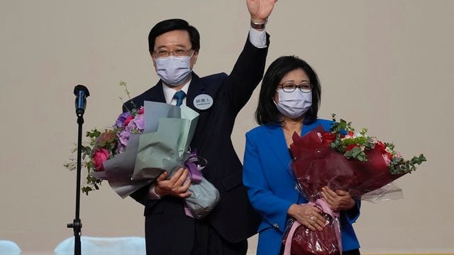 John Lee (l) ist zum neuen Chef der Exekutive von Hongkong erklärt worden.