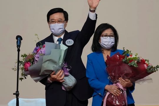 John Lee (l) ist zum neuen Chef der Exekutive von Hongkong erklärt worden.