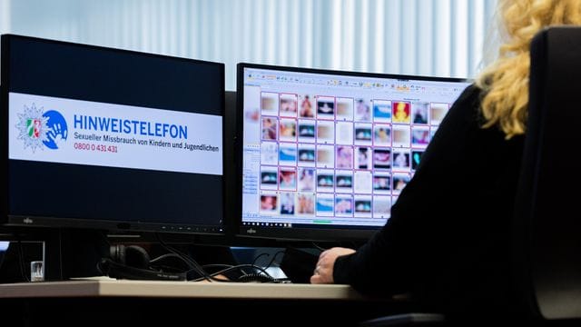 Eine LKA-Ermittlerin sitzt vor Monitoren mit unkenntlich gemachten Fotografien, die teilweise sexuellen Missbrauch zeigen. Eine LKA-Ermittlerin sitzt vor Monitoren mit unkenntlich gemachten Fotografien, die teilweise sexuellen Missbrauch zeigen.