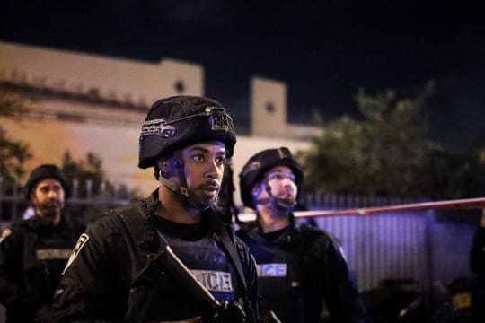 In Elad östlich von Tel Aviv sind drei Menschen bei einem Anschlag getötet worden.