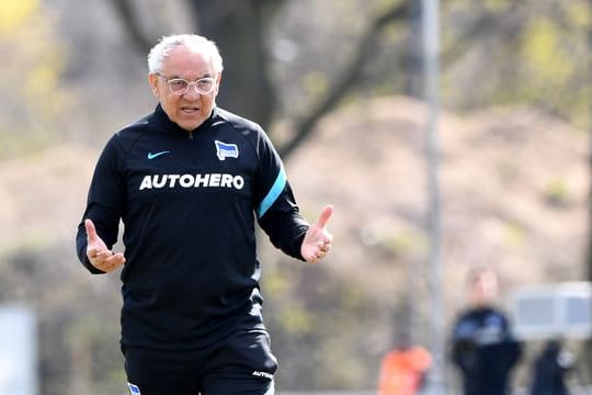 Herthas Trainer Felix Magath hält im Training eine Ansprache.