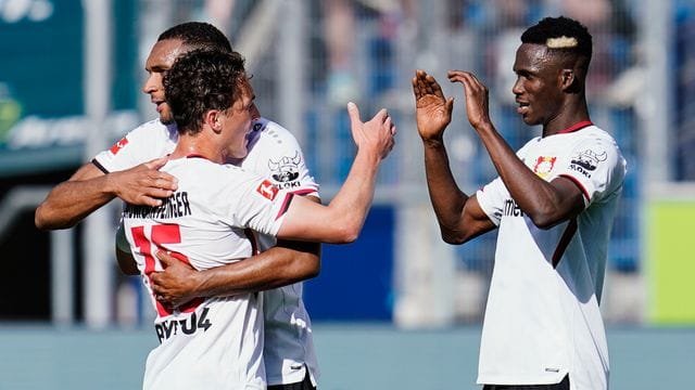 Spielen wieder Champions League: Leverkusens Spieler freuen sich über den Sieg.
