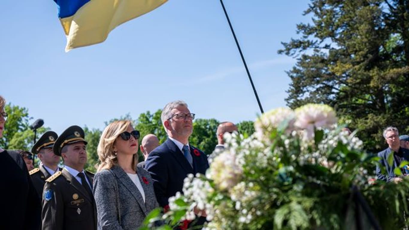 Botschafter Andrij Melnyk und seine Frau Svitlana am Sowjetischen Ehrenmal im Tiergarten.