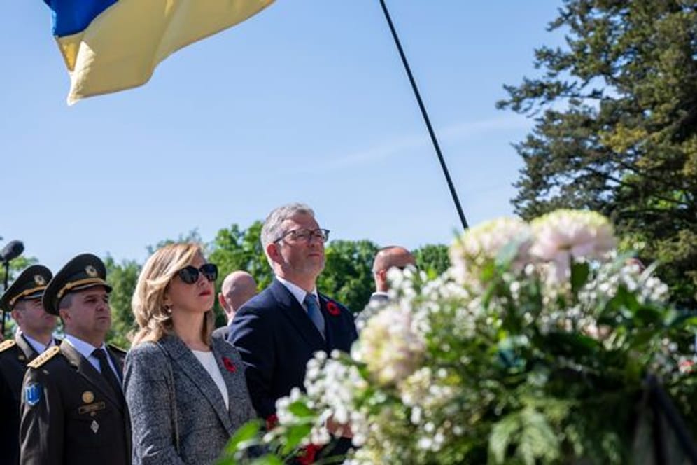 Botschafter Andrij Melnyk und seine Frau Svitlana am Sowjetischen Ehrenmal im Tiergarten.