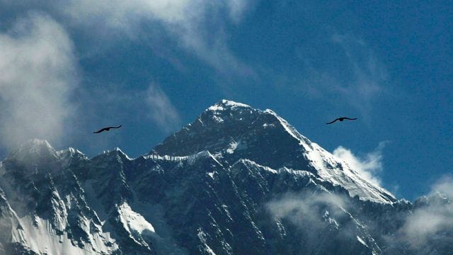 Der Mount Everest ist mit 8848 Metern der höchste Berg der Welt.