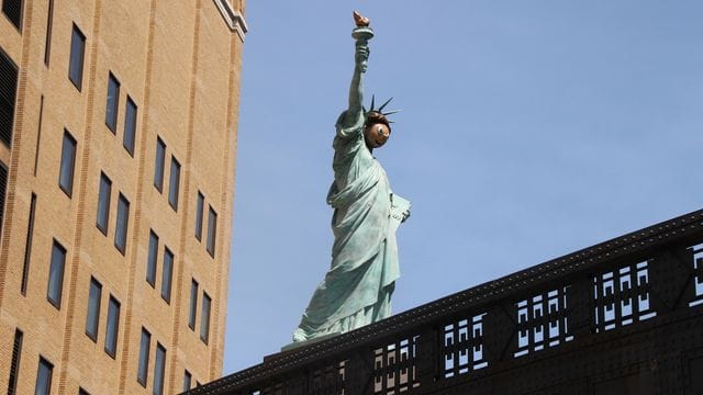 Eine der Freiheitsstatue ähnlich sehende Skulptur auf New Yorks High Line - mit Comic-Gesicht. Eine der Freiheitsstatue ähnlich sehende Skulptur auf New Yorks High Line - mit Comic-Gesicht.