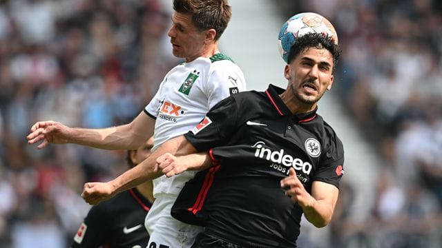 Frankfurts Aymen Barkok (r) und Mönchengladbachs Jonas Hofmann liefern sich ein Kopfballduell.