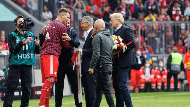Niklas Süle vom FC Bayern München wird von der Vereinsführung verabschiedet.