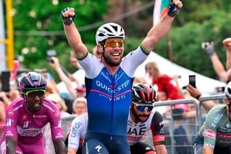 Mark Cavendish aus Großbritannien vom Team Quick-Step Alpha Vinyl feiert seinen Sieg auf der 3.