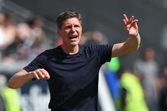 Frankfurts Cheftrainer Oliver Glasner ist gegen Borussia Mönchengladbach an der Seitenlinie in Aktion.