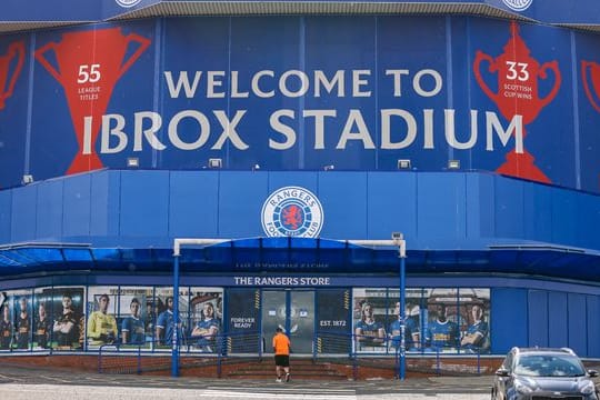 Die Glasgow Rangers, Gegner von Eintracht Frankfurt im Europa-League-Finale, gewinnen im eigenen Ibrox Stadium gegen Dundee United.