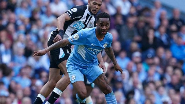 Der Doppeltorschütze von Manchester City Raheem Sterling (r) behauptet gegen Joelinton (l) von Newcastle United den Ball. Der Doppeltorschütze von Manchester City Raheem Sterling (r) behauptet gegen Joelinton (l) von Newcastle United den Ball.
