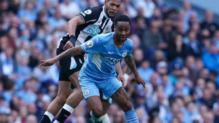 Der Doppeltorschütze von Manchester City Raheem Sterling (r) behauptet gegen Joelinton (l) von Newcastle United den Ball.