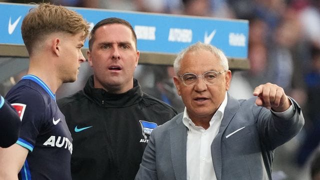 Herthas Cheftrainer Felix Magath (r) hat den Berliner Club noch nicht zum Klassenerhalt geführt.
