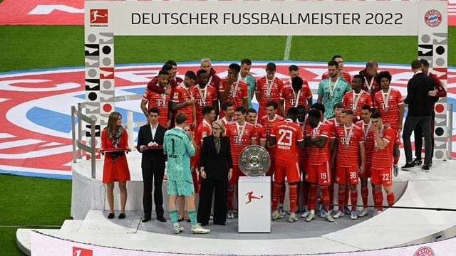 Bayerns Manuel Neuer spricht mit Donata Hopfen (M), Vorsitzende der Geschäftsführung der Deutschen Fußball Liga (DFL) während der Übergabe der Meisterschale. Bayerns Manuel Neuer spricht mit Donata Hopfen (M), Vorsitzende der Geschäftsführung der Deutschen Fußball Liga (DFL) während der Übergabe der Meisterschale.