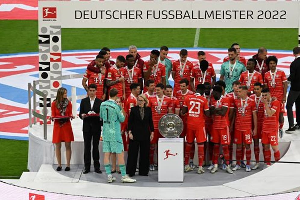Bayerns Manuel Neuer spricht mit Donata Hopfen (M), Vorsitzende der Geschäftsführung der Deutschen Fußball Liga (DFL) während der Übergabe der Meisterschale.