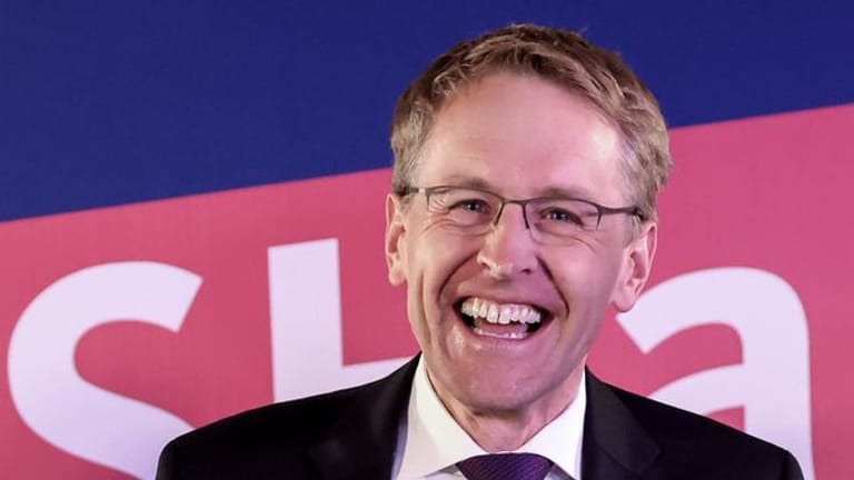 Schleswig-Holsteins Ministerpräsident Daniel Günther (CDU) hat bei der Wahlparty seiner Partei gut lachen.