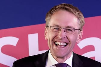 Schleswig-Holsteins Ministerpräsident Daniel Günther (CDU) hat bei der Wahlparty seiner Partei gut lachen.