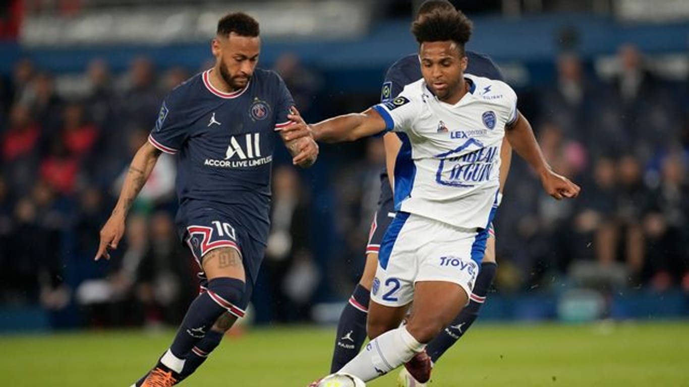 Neymar (l) von Paris Saint-Germain gegen Erik Ross Palmer-Brown von ES Troyes AC.