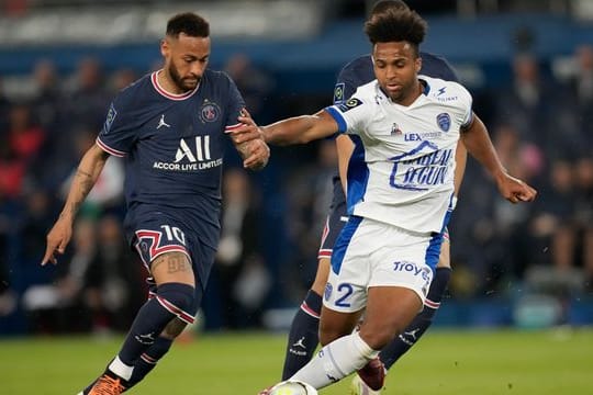 Neymar (l) von Paris Saint-Germain gegen Erik Ross Palmer-Brown von ES Troyes AC.