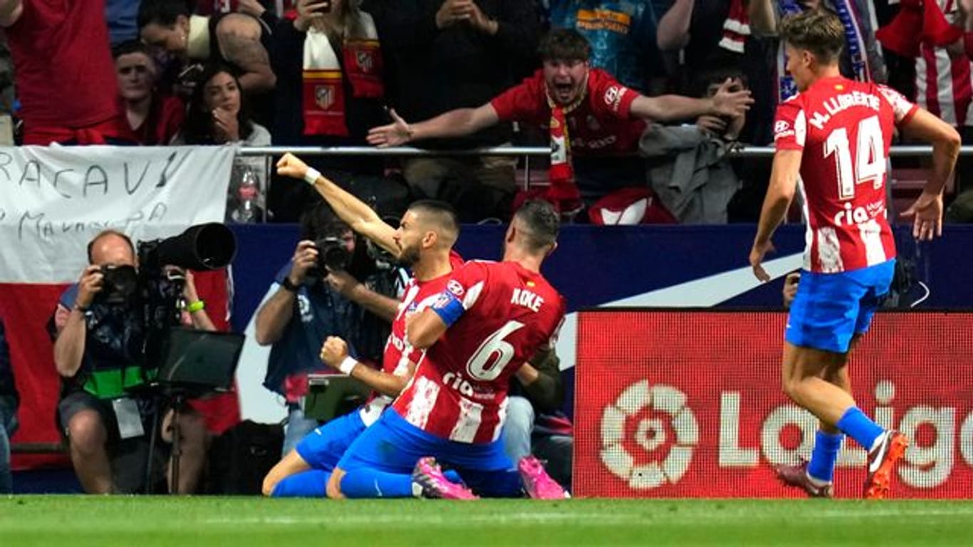 Yannick Carrasco (l) von Atletico Madrid jubelt über seinen 1:0-Siegtreffer gegen Real Madrid.