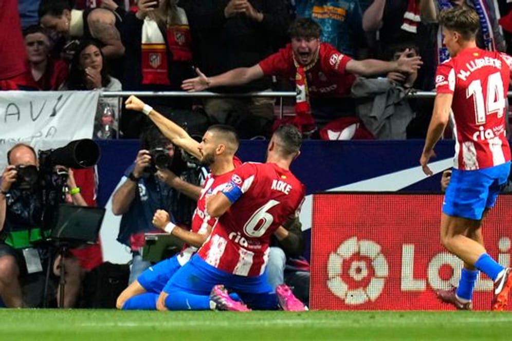 Yannick Carrasco (l) von Atletico Madrid jubelt über seinen 1:0-Siegtreffer gegen Real Madrid.