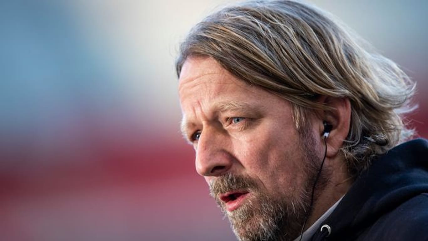 Für Sportdirektor Sven Mislintat geht es mit dem VfB Stuttgart um den Verbleib in der Fußball-Bundesliga.