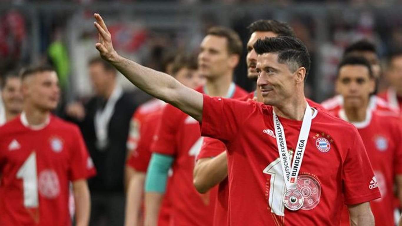 Bayerns Robert Lewandowski winkt den Fans nach der Partie zu.