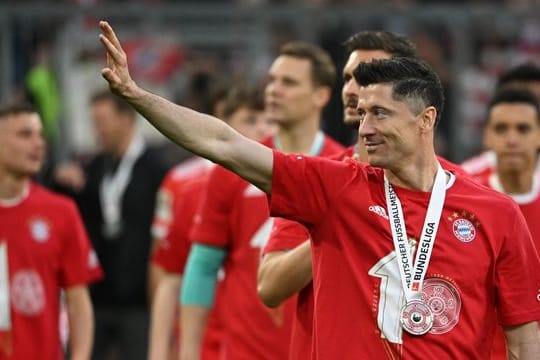 Bayerns Robert Lewandowski winkt den Fans nach der Partie zu.