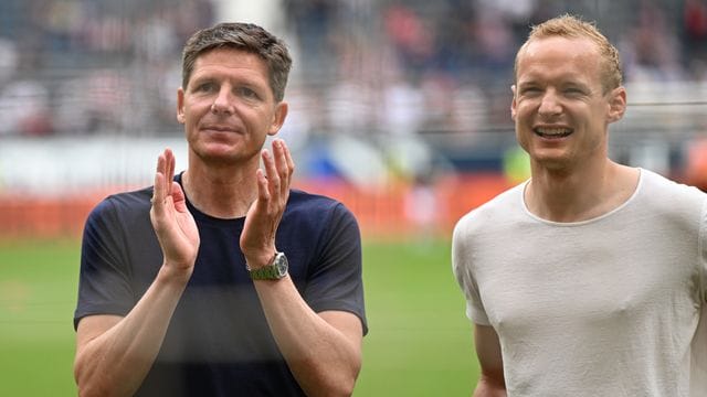 Frankfurts Cheftrainer Oliver Glasner (l) und Kapitän Sebastian Rode stehen nach dem Spiel gegen Gladbach zusammen. Frankfurts Cheftrainer Oliver Glasner (l) und Kapitän Sebastian Rode stehen nach dem Spiel gegen Gladbach zusammen.
