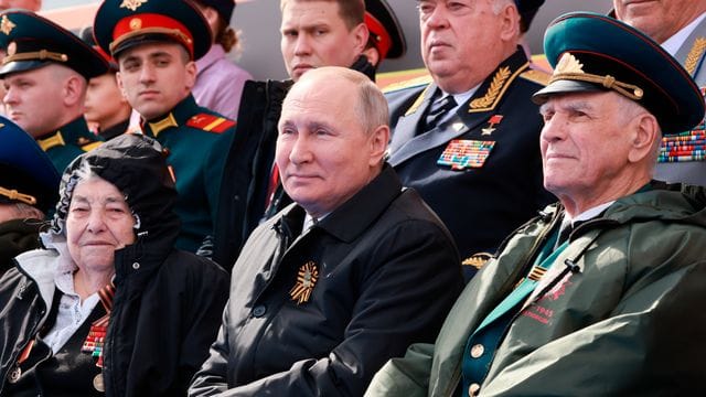 Das von der staatlichen russischen Nachrichtenagentur Sputnik über AP veröffentlichte Pool-Foto zeigt Wladimir Putin während der Militärparade.