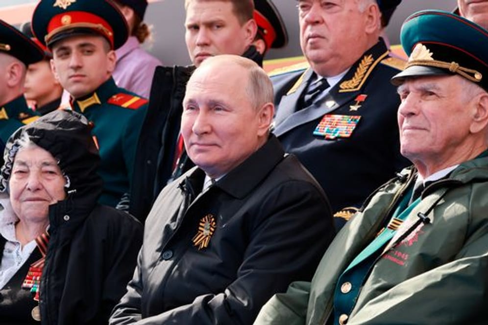 Das von der staatlichen russischen Nachrichtenagentur Sputnik über AP veröffentlichte Pool-Foto zeigt Wladimir Putin während der Militärparade.