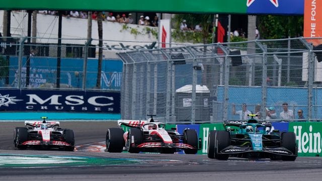 Sebastian Vettel vom Team Aston Martin fährt vor Kevin Magnussen und Mick Schumacher vom Team Haas.