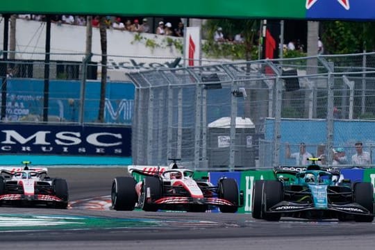 Sebastian Vettel vom Team Aston Martin fährt vor Kevin Magnussen und Mick Schumacher vom Team Haas.