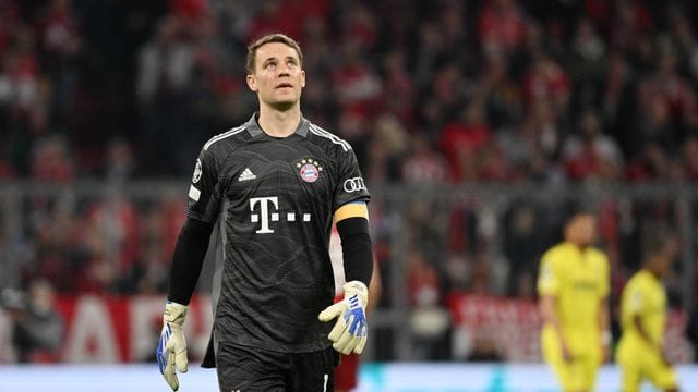Bayerns Torwart Manuel Neuer freut sich über die Bundesliga-Rückkehr von Schalke. Bayerns Torwart Manuel Neuer freut sich über die Bundesliga-Rückkehr von Schalke.