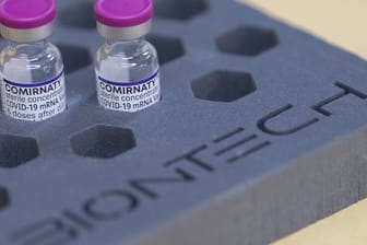 Aktueller Stand der Wissenschaft: Comirnaty hat bei Infektion mit der Delta-Variante eine Wirksamkeit von etwa 90 Prozent gegen eine schwere Covid-19-Erkrankung – bei der Omikron-Mutante zeigen erste Daten, dass der Schutz weniger gut ist.