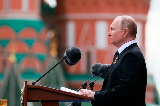 Russlands Präsident versprach den Angehörigen gefallener Soldaten in seiner Ansprache materielle Hilfe - Kinder verstorbener Ukraine-Kämpfer sollen leichteren Zugang zu Universitäten bekommen.