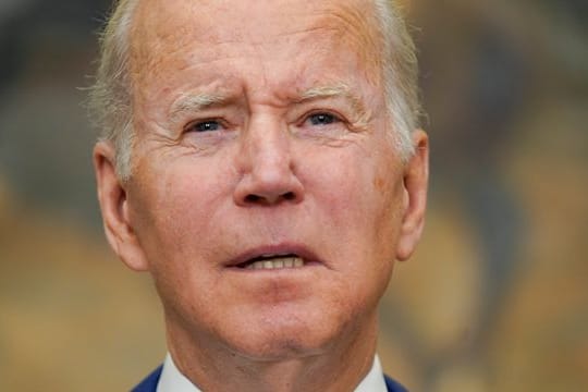 Eine hohe Inflationsrate setzt den US-Präsidenten unter Druck und belastet die Bevölkerung - mit kostenlosem Internet für Einkommensschwache will Biden nun gegensteuern.