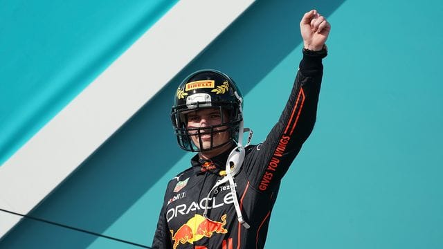 Red-Bull-Pilot Max Verstappen reckt bei der Siegerehrung die Faust in die Luft.