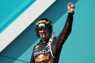 Red-Bull-Pilot Max Verstappen reckt bei der Siegerehrung die Faust in die Luft.