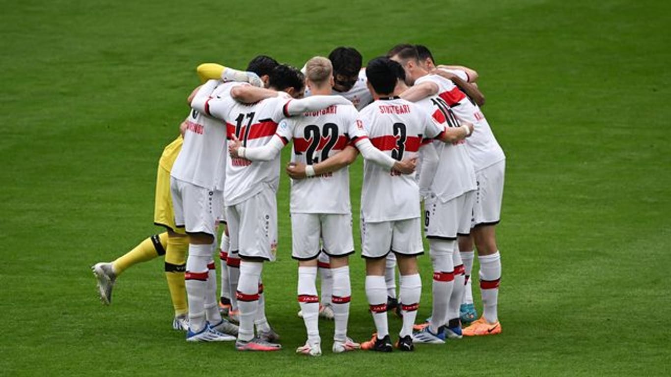 Die Spieler vom VfB Stuttgart stehen zusammen (Archivbild): Der VfB Stuttgart kann beim letzten Spieltag der Fußball-Bundesliga nur noch gewinnen.