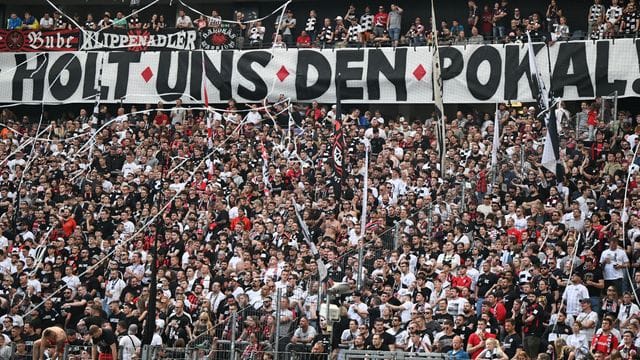 "Holt uns den Pokal!" steht auf einem Plakat im Frankfurter Fanblock.