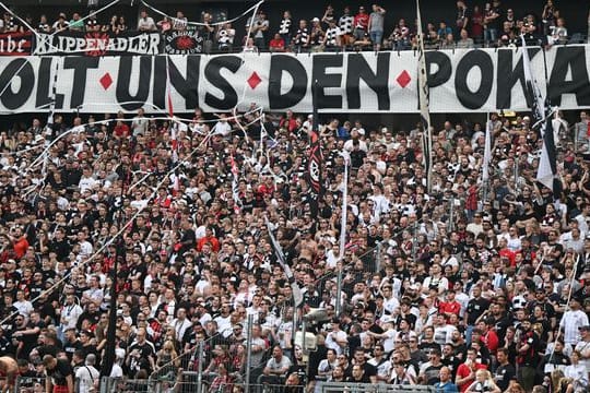 "Holt uns den Pokal!" steht auf einem Plakat im Frankfurter Fanblock.