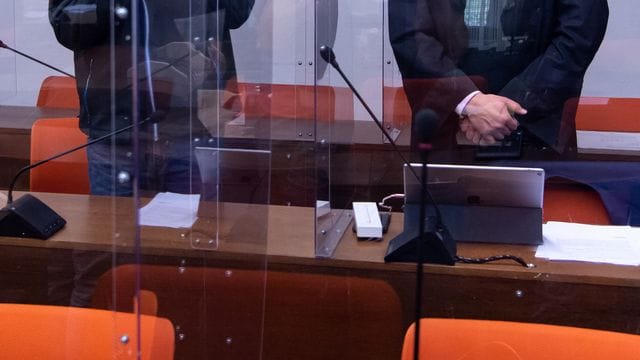 Der wegen schweren sexuellen Missbrauchs angeklagte Mann (l) 2021 vor Prozessbeginn im Landgericht.