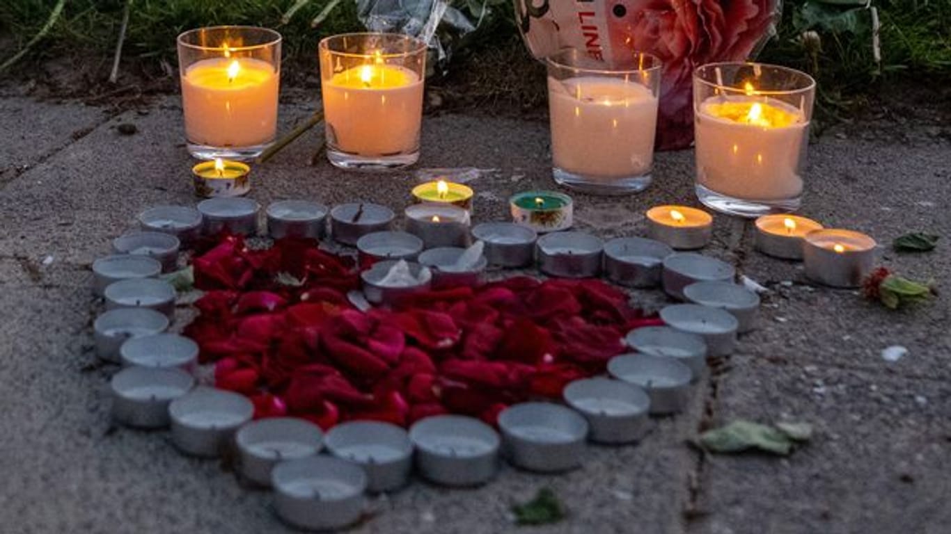 Kerzen und Blumen am Ort einer tödlichen Auseinandersetzung an einem Sportplatz in Bielefeld.