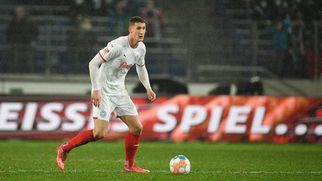 Kiels Phil Neumann spielt den Ball.